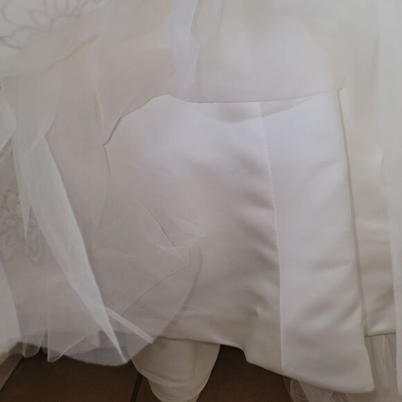 Oleg Cassini one shoulder tulle wedding dress STYLE# 7ckp421 Size 0P - Picture 13 of 16